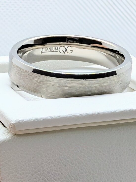 Quality Gold Other - NEW  Titanium Band